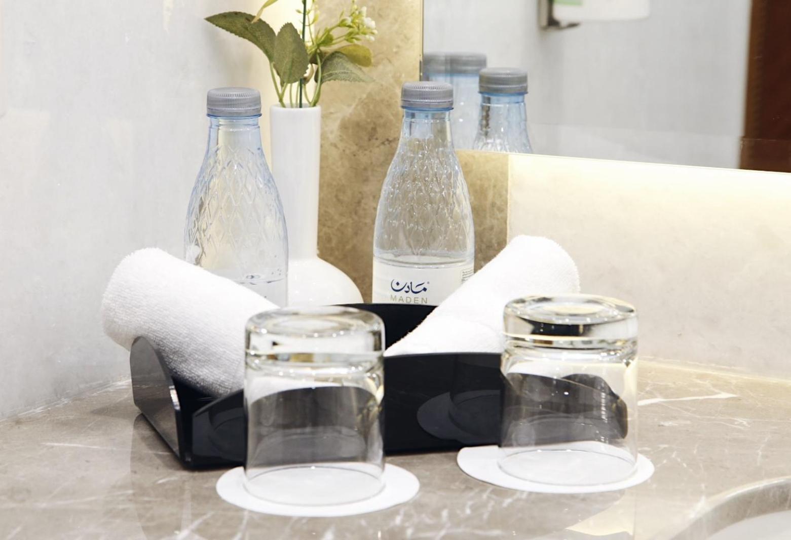 Maden Alrawda Hotel Medina ภายนอก รูปภาพ Bottled water in a hotel room