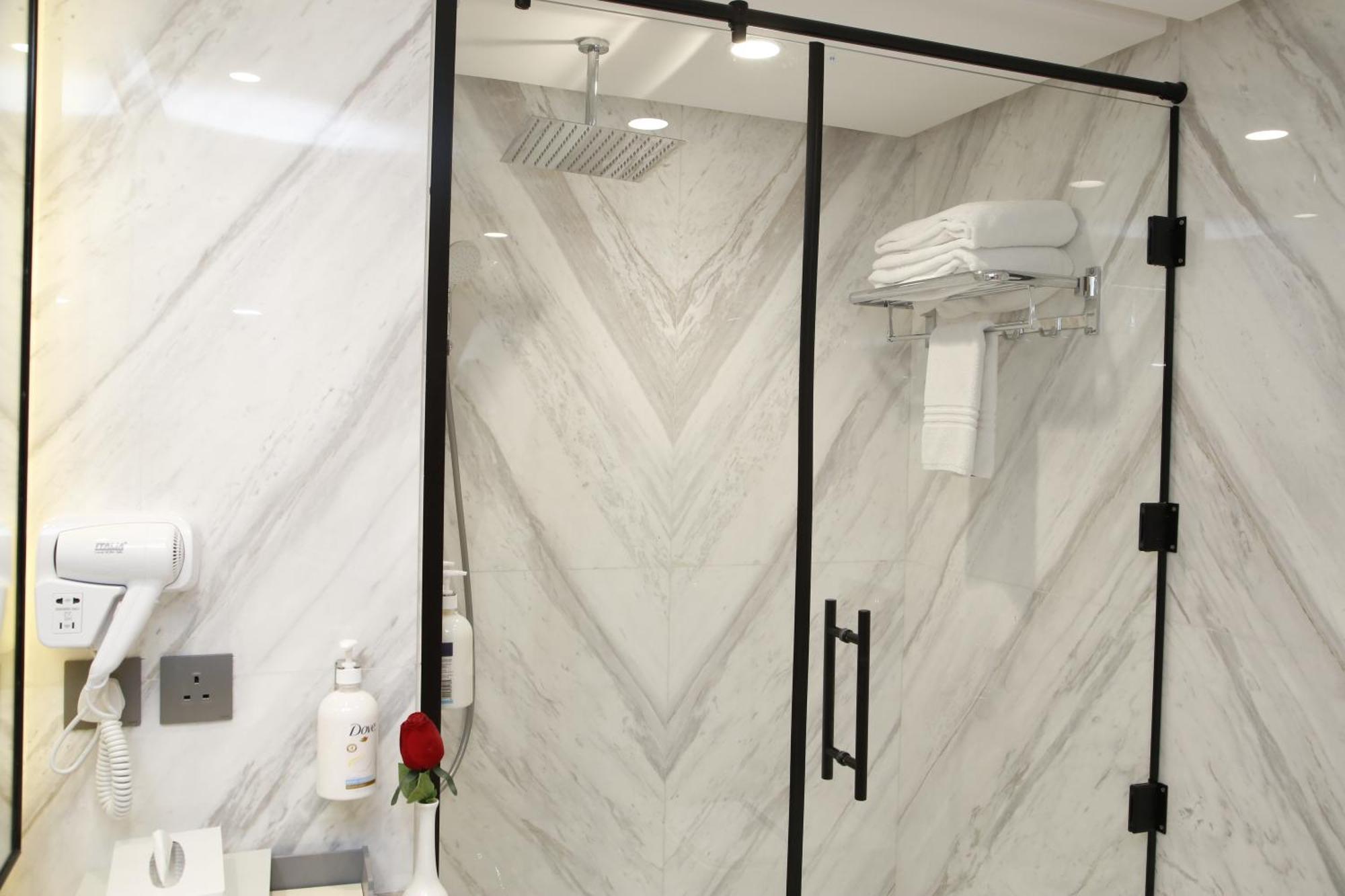 Maden Alrawda Hotel Medina ภายนอก รูปภาพ A shower door
