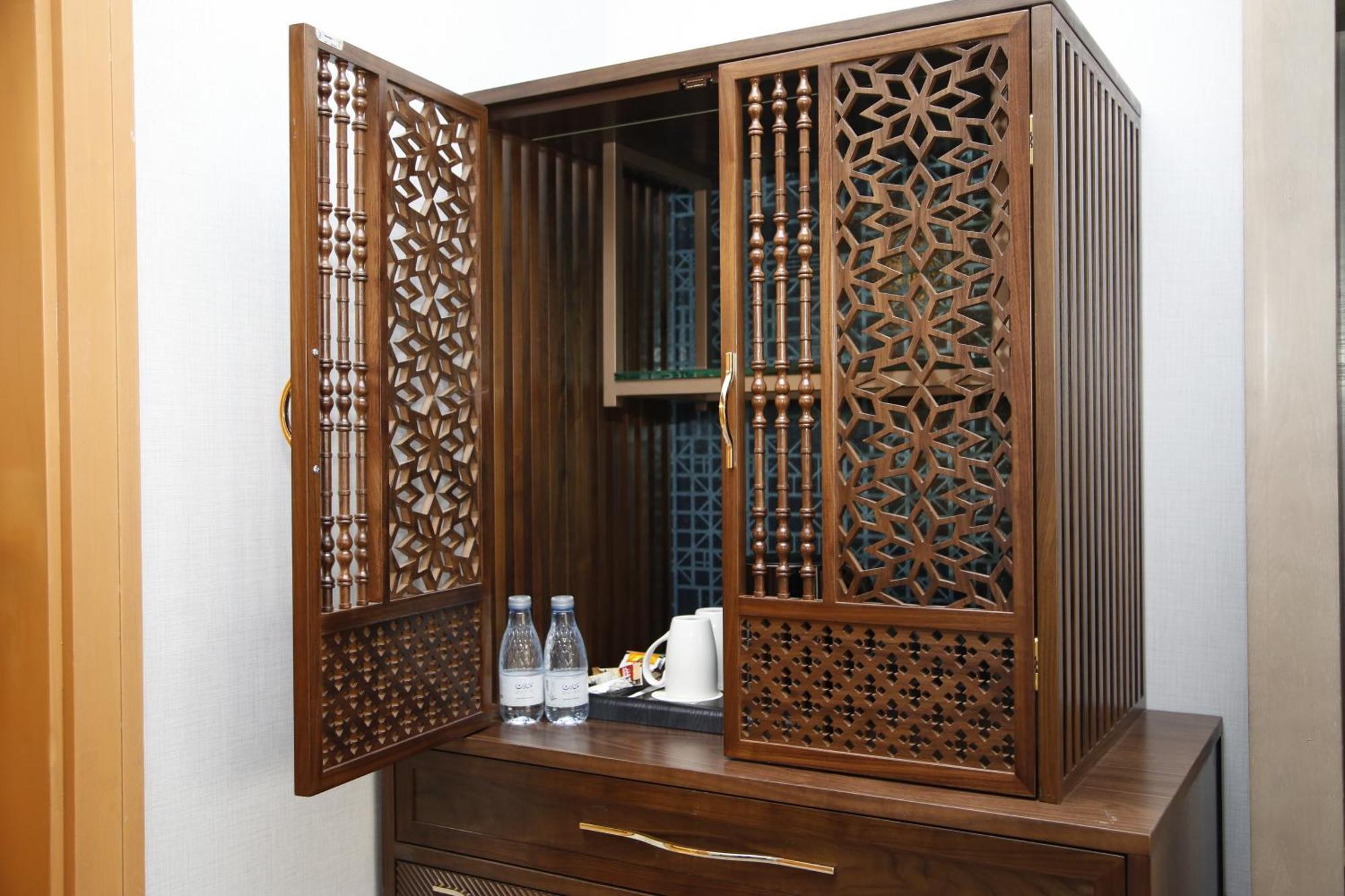 Maden Alrawda Hotel Medina ภายนอก รูปภาพ A mezuzah case in a hotel room