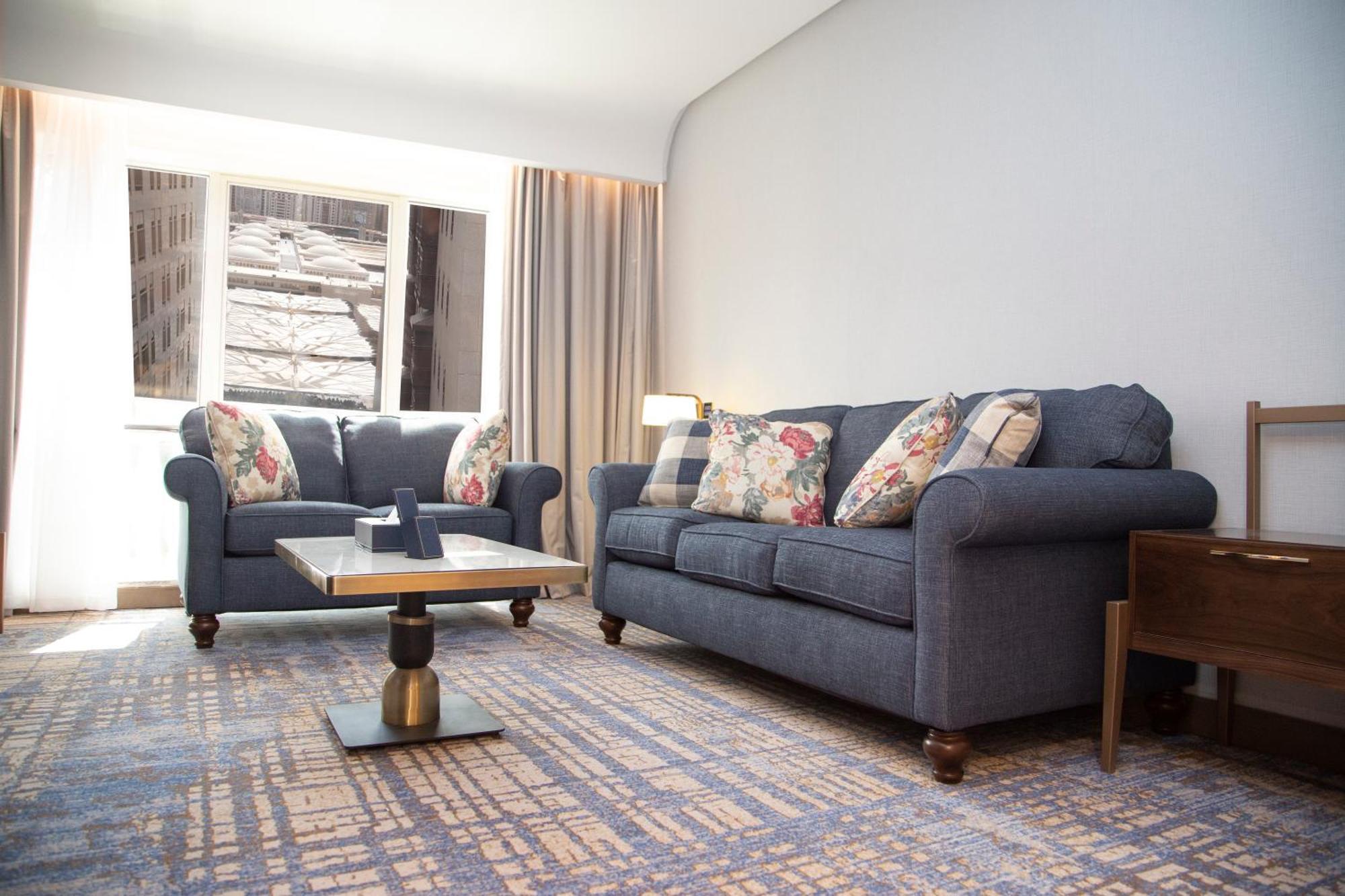 Maden Alrawda Hotel Medina ภายนอก รูปภาพ A living room in a suite at the hotel