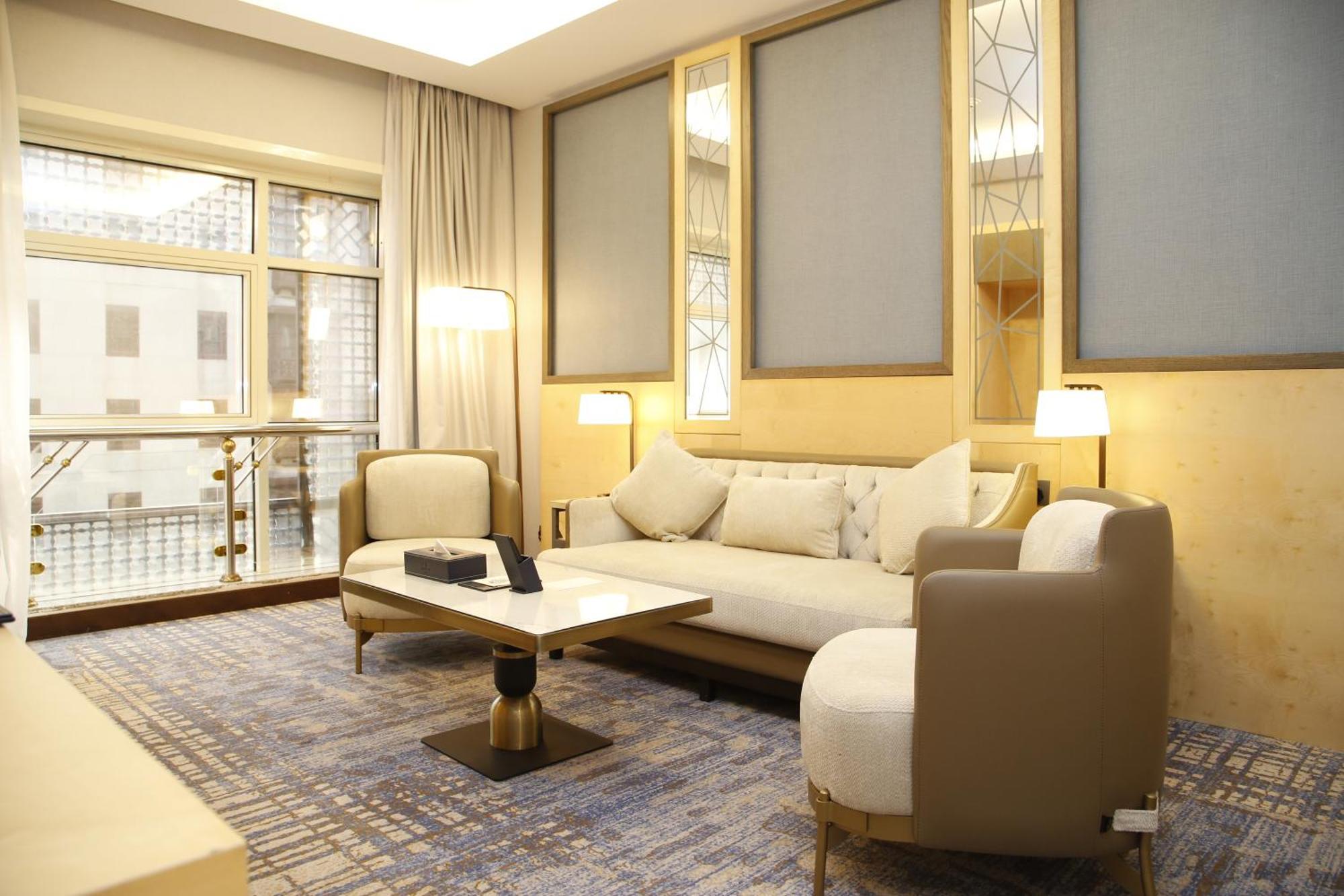 Maden Alrawda Hotel Medina ภายนอก รูปภาพ A living room in a suite at the Ritz-Carlton, DIFC